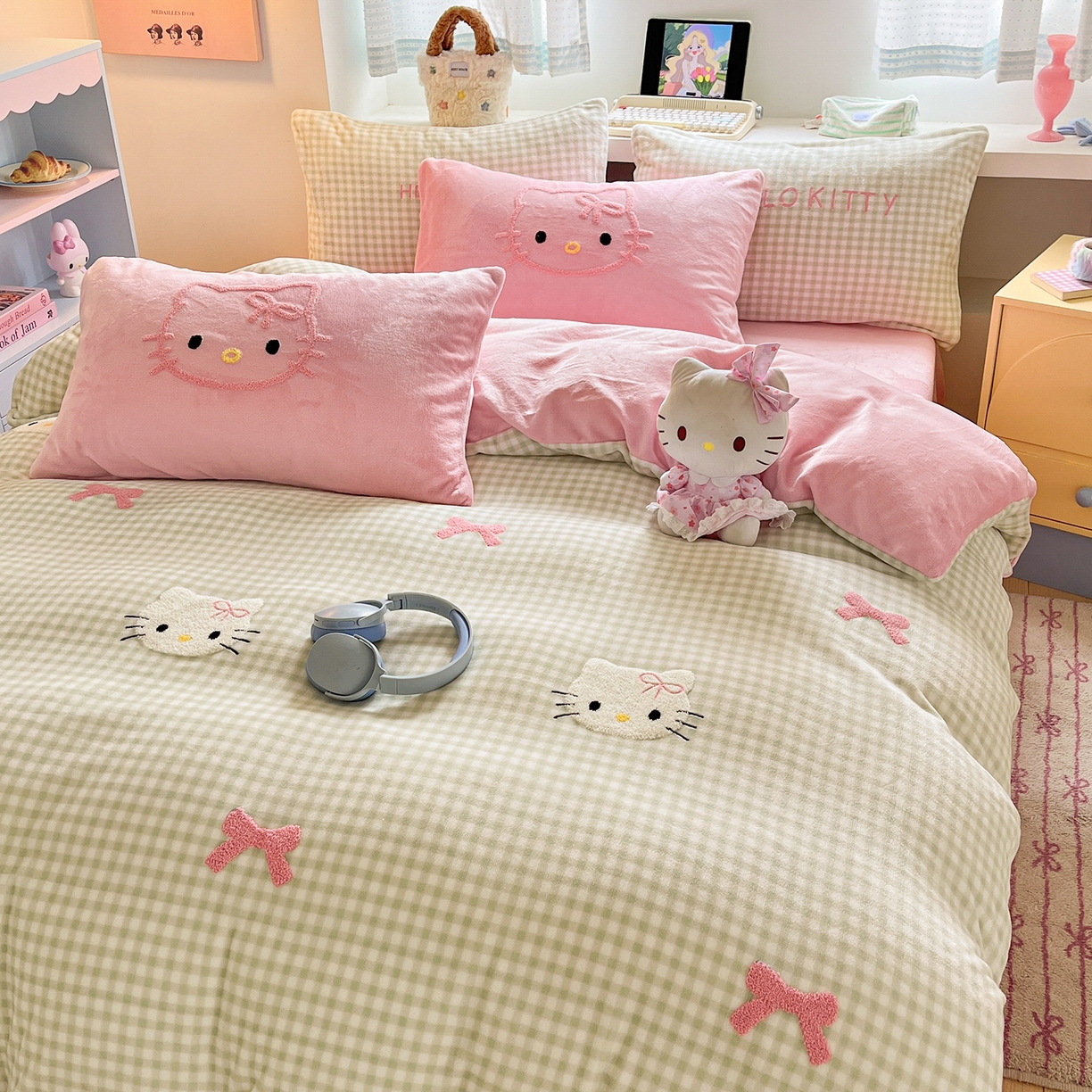 91家纺网 家纺一手货源 找家纺 金爱家 2025新款A类三丽鸥授权毛巾绣混搭少女加厚牛奶绒系列四件套 绒毛巾绣-蝴蝶结KT绿粉