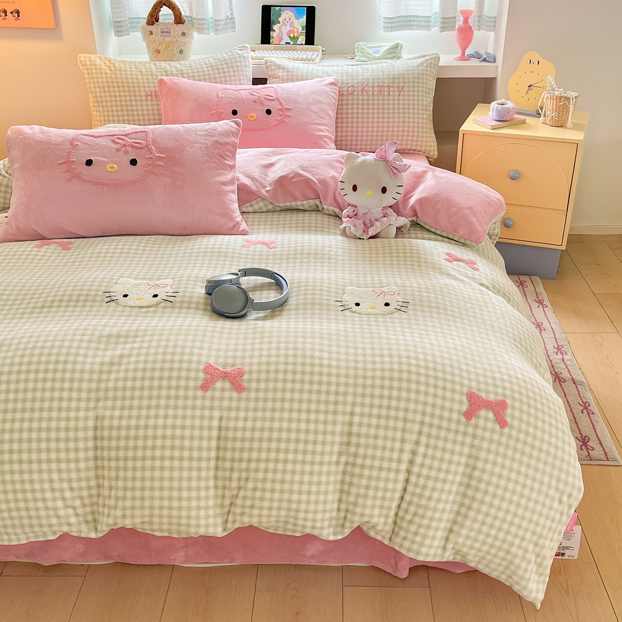 91家纺网 家纺一手货源 找家纺 金爱家 2025新款A类三丽鸥授权毛巾绣混搭少女加厚牛奶绒系列四件套 绒毛巾绣-蝴蝶结KT绿粉