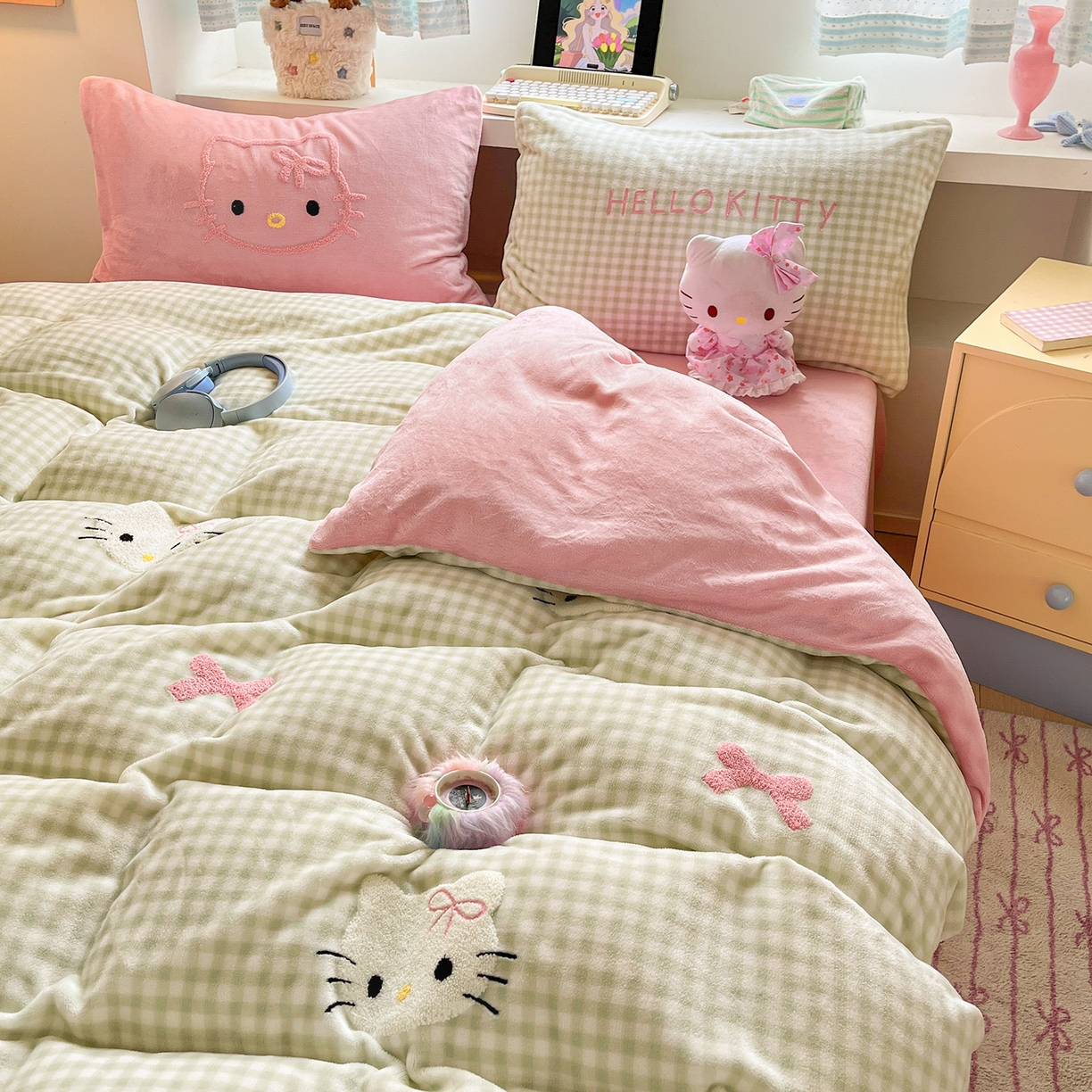 91家纺网 家纺一手货源 找家纺 金爱家 2025新款A类三丽鸥授权毛巾绣混搭少女加厚牛奶绒系列四件套 绒毛巾绣-蝴蝶结KT绿粉