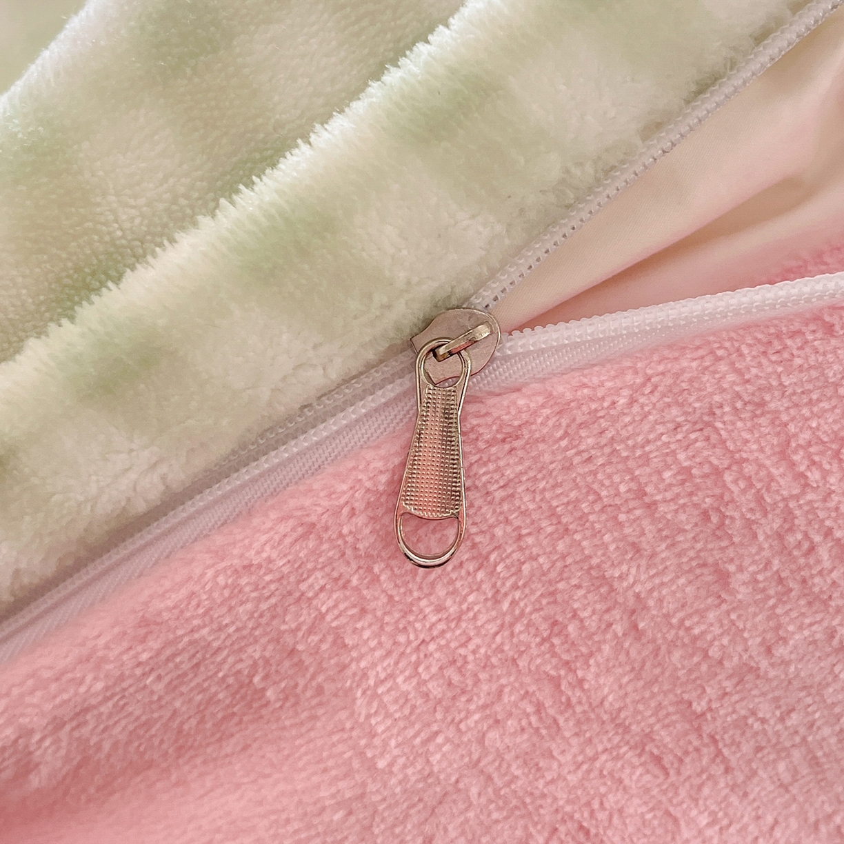 91家纺网 家纺一手货源 找家纺 金爱家 2025新款A类三丽鸥授权毛巾绣混搭少女加厚牛奶绒系列四件套 绒毛巾绣-蝴蝶结KT绿粉