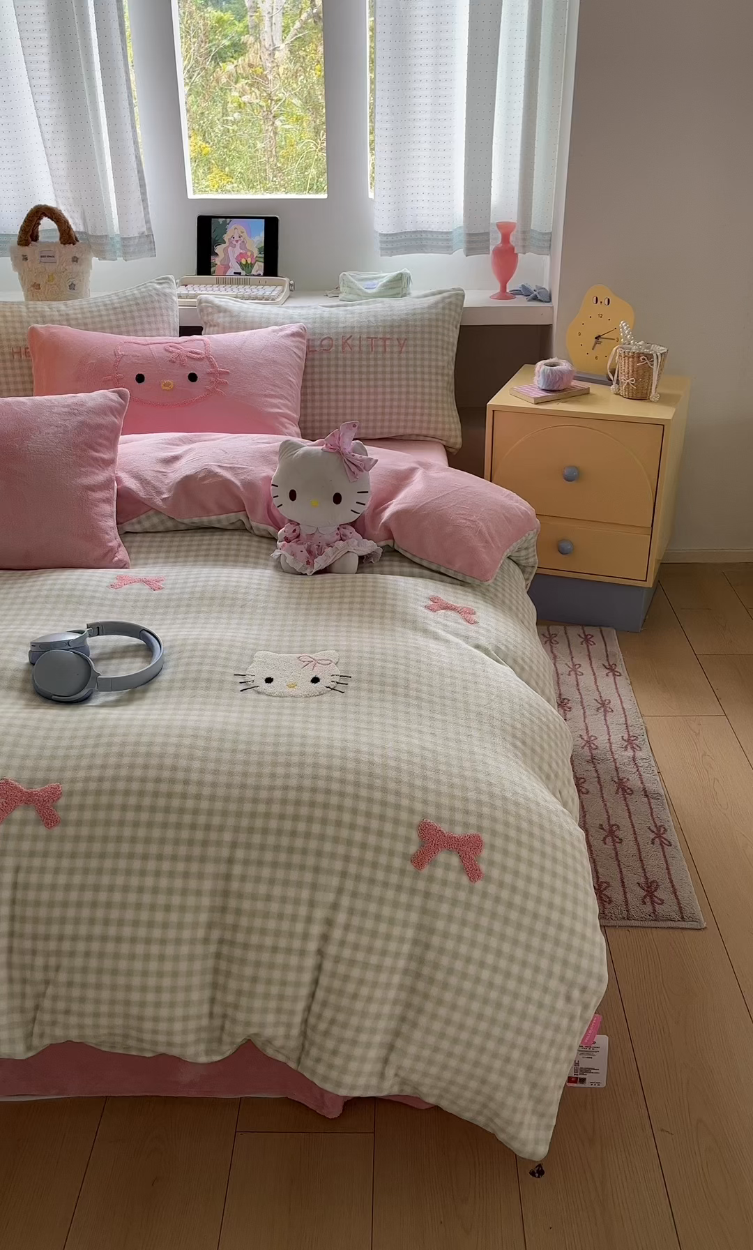 91家纺网 家纺一手货源 找家纺 金爱家 2025新款A类三丽鸥授权毛巾绣混搭少女加厚牛奶绒系列四件套 绒毛巾绣-蝴蝶结KT绿粉