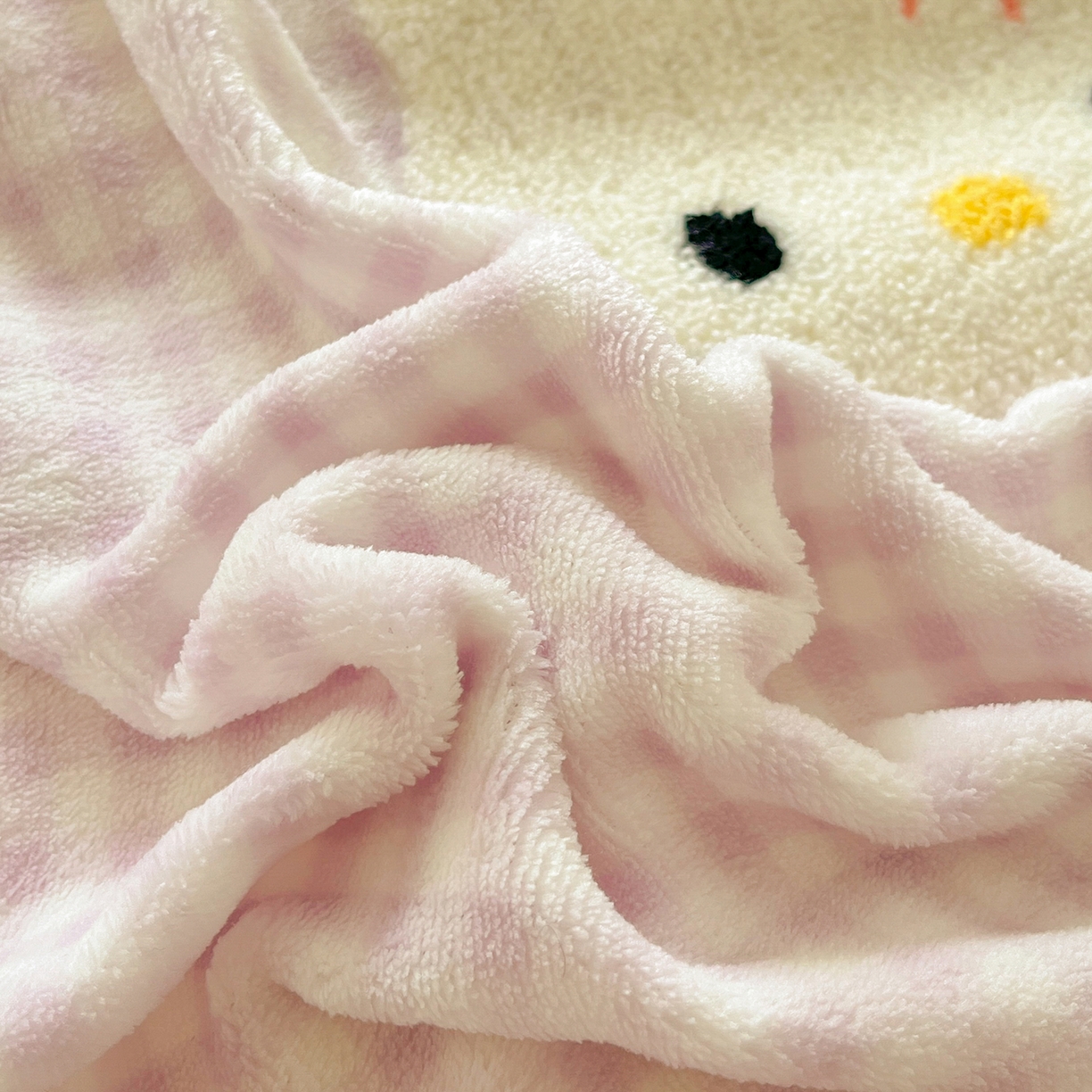 91家纺网 家纺一手货源 找家纺 金爱家 2025新款A类三丽鸥授权毛巾绣混搭少女加厚牛奶绒系列四件套 绒毛巾绣-蝴蝶结KT紫黄