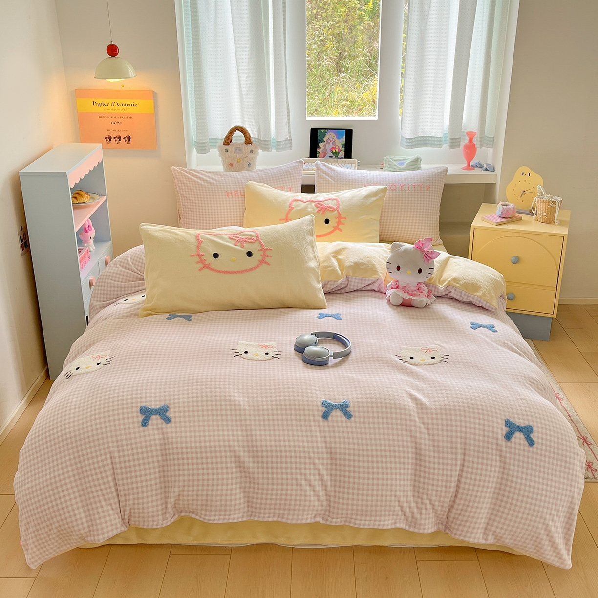 91家纺网 家纺一手货源 找家纺 金爱家 2025新款A类三丽鸥授权毛巾绣混搭少女加厚牛奶绒系列四件套 绒毛巾绣-蝴蝶结KT紫黄