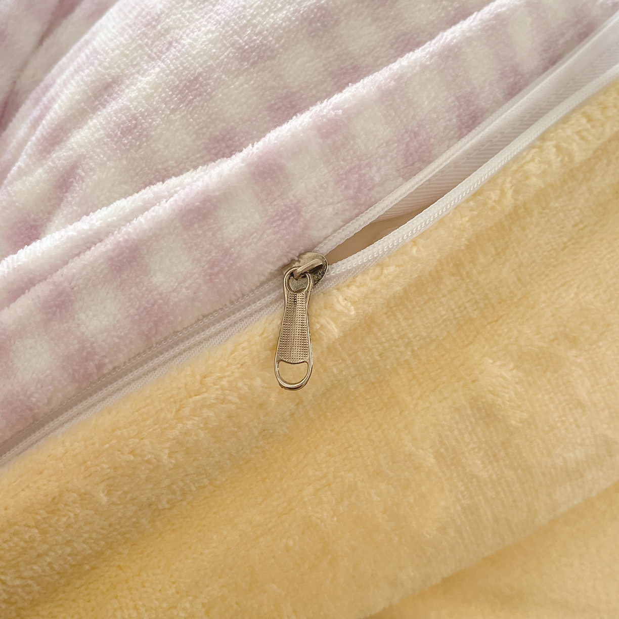 91家纺网 家纺一手货源 找家纺 金爱家 2025新款A类三丽鸥授权毛巾绣混搭少女加厚牛奶绒系列四件套 绒毛巾绣-蝴蝶结KT紫黄