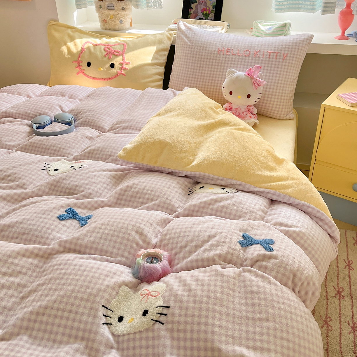 91家纺网 家纺一手货源 找家纺 金爱家 2025新款A类三丽鸥授权毛巾绣混搭少女加厚牛奶绒系列四件套 绒毛巾绣-蝴蝶结KT紫黄