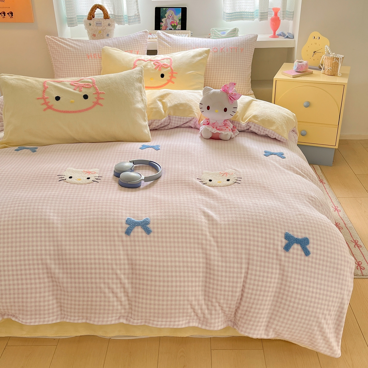 91家纺网 家纺一手货源 找家纺 金爱家 2025新款A类三丽鸥授权毛巾绣混搭少女加厚牛奶绒系列四件套 绒毛巾绣-蝴蝶结KT紫黄