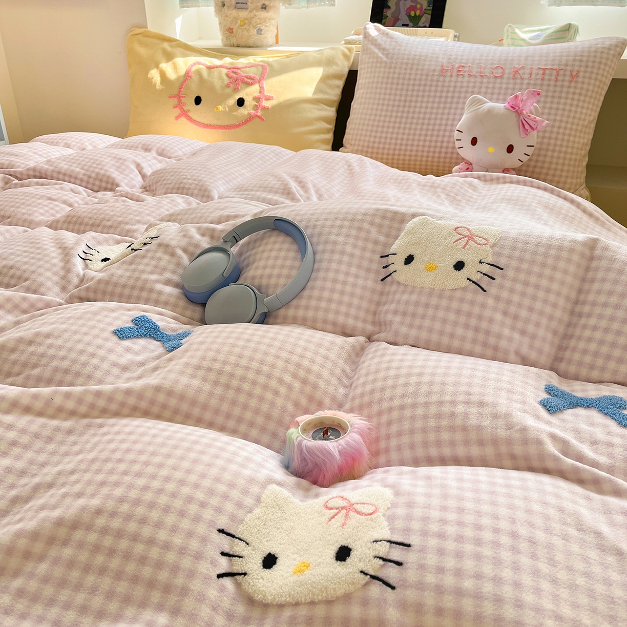 91家纺网 家纺一手货源 找家纺 金爱家 2025新款A类三丽鸥授权毛巾绣混搭少女加厚牛奶绒系列四件套 绒毛巾绣-蝴蝶结KT紫黄