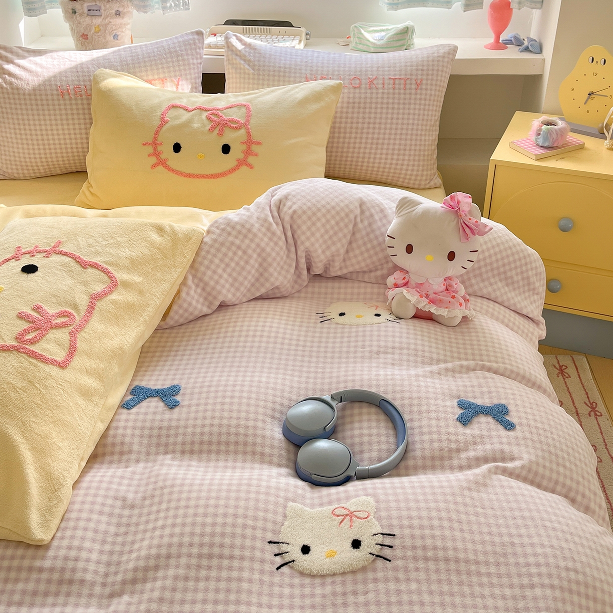 91家纺网 家纺一手货源 找家纺 金爱家 2025新款A类三丽鸥授权毛巾绣混搭少女加厚牛奶绒系列四件套 绒毛巾绣-蝴蝶结KT紫黄