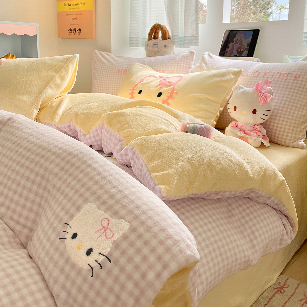 91家纺网 家纺一手货源 找家纺 金爱家 2025新款A类三丽鸥授权毛巾绣混搭少女加厚牛奶绒系列四件套 绒毛巾绣-蝴蝶结KT紫黄