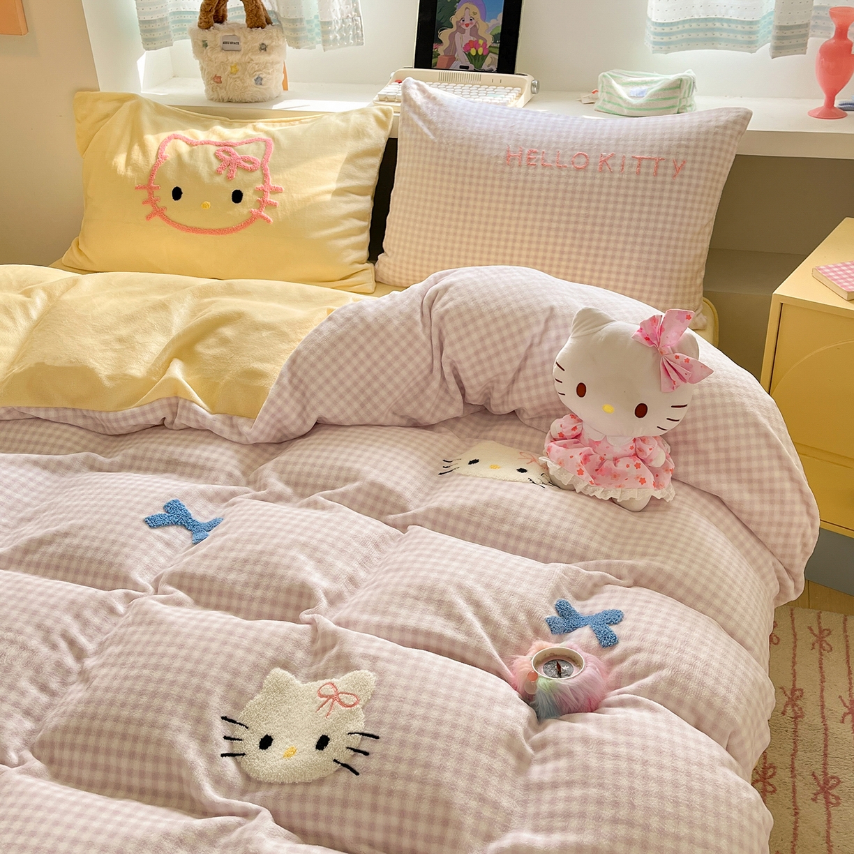 91家纺网 家纺一手货源 找家纺 金爱家 2025新款A类三丽鸥授权毛巾绣混搭少女加厚牛奶绒系列四件套 绒毛巾绣-蝴蝶结KT紫黄