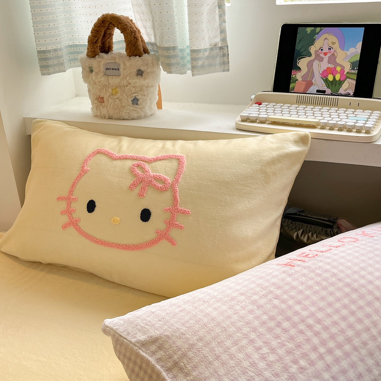 91家纺网 家纺一手货源 找家纺 金爱家 2025新款A类三丽鸥授权毛巾绣混搭少女加厚牛奶绒系列四件套 绒毛巾绣-蝴蝶结KT紫黄