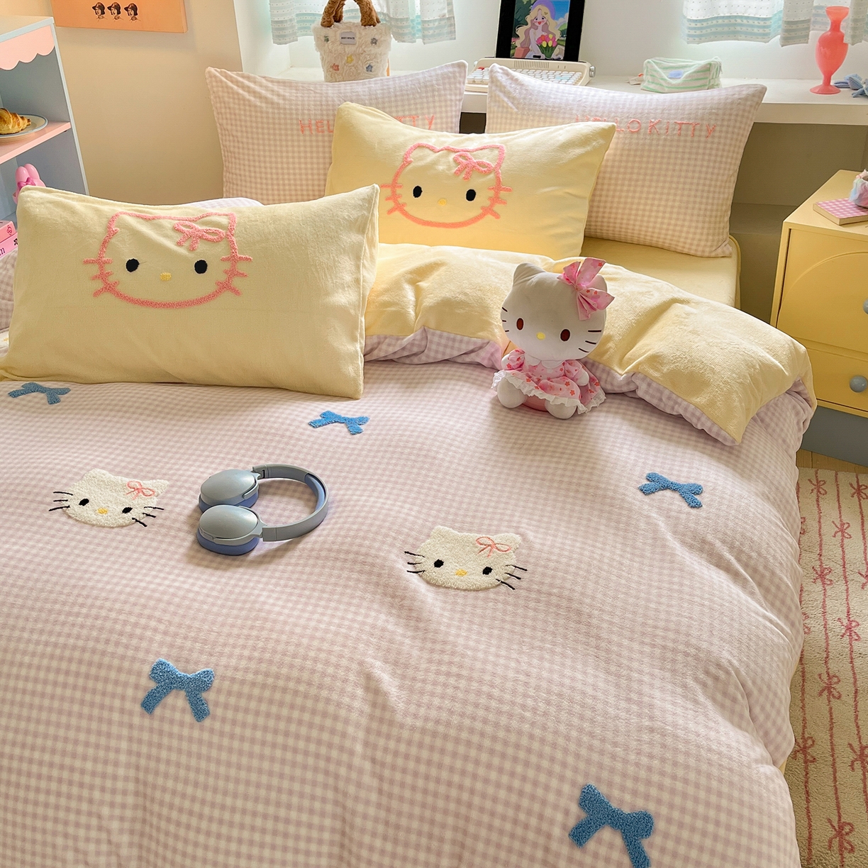 91家纺网 家纺一手货源 找家纺 金爱家 2025新款A类三丽鸥授权毛巾绣混搭少女加厚牛奶绒系列四件套 绒毛巾绣-蝴蝶结KT紫黄