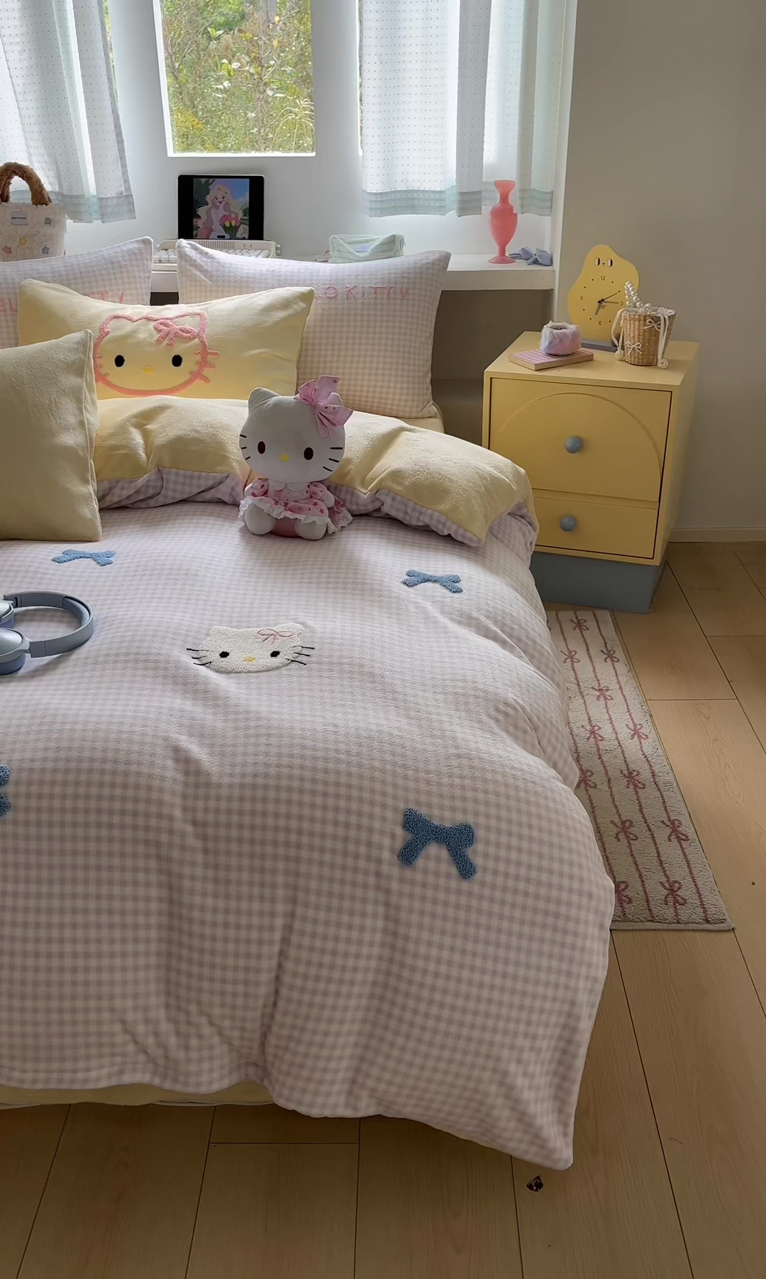 91家纺网 家纺一手货源 找家纺 金爱家 2025新款A类三丽鸥授权毛巾绣混搭少女加厚牛奶绒系列四件套 绒毛巾绣-蝴蝶结KT紫黄