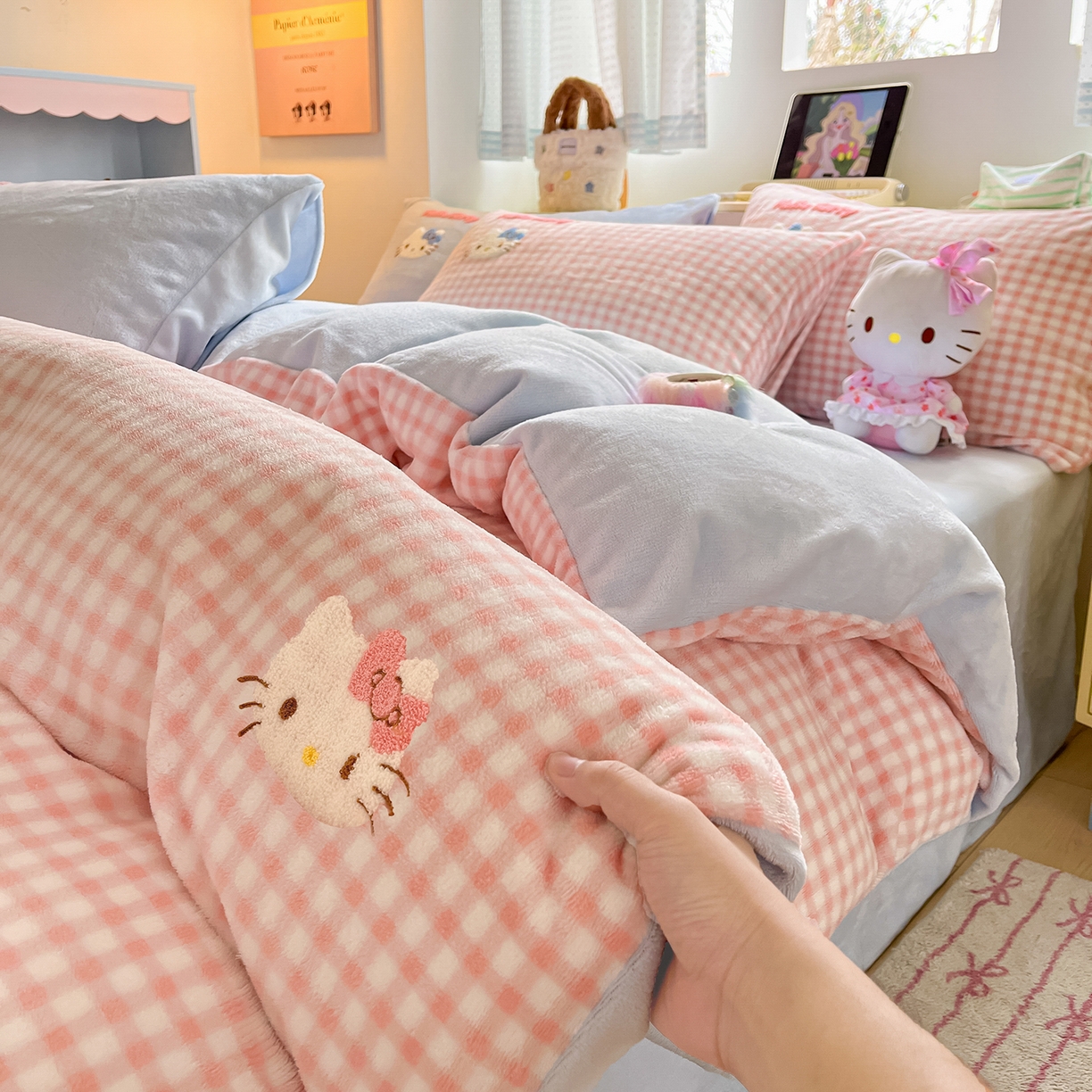 金爱家 2025新款A类三丽鸥授权毛巾绣混搭少女加厚牛奶绒系列四件套 绒毛巾绣-小熊KT粉蓝