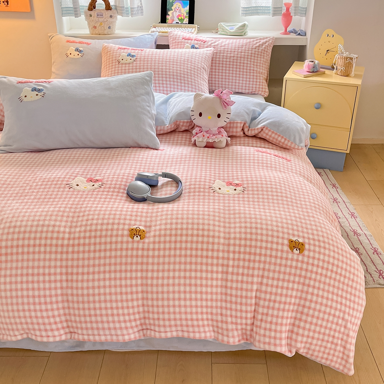 91家纺网 家纺一手货源 找家纺 金爱家 2025新款A类三丽鸥授权毛巾绣混搭少女加厚牛奶绒系列四件套 绒毛巾绣-小熊KT粉蓝