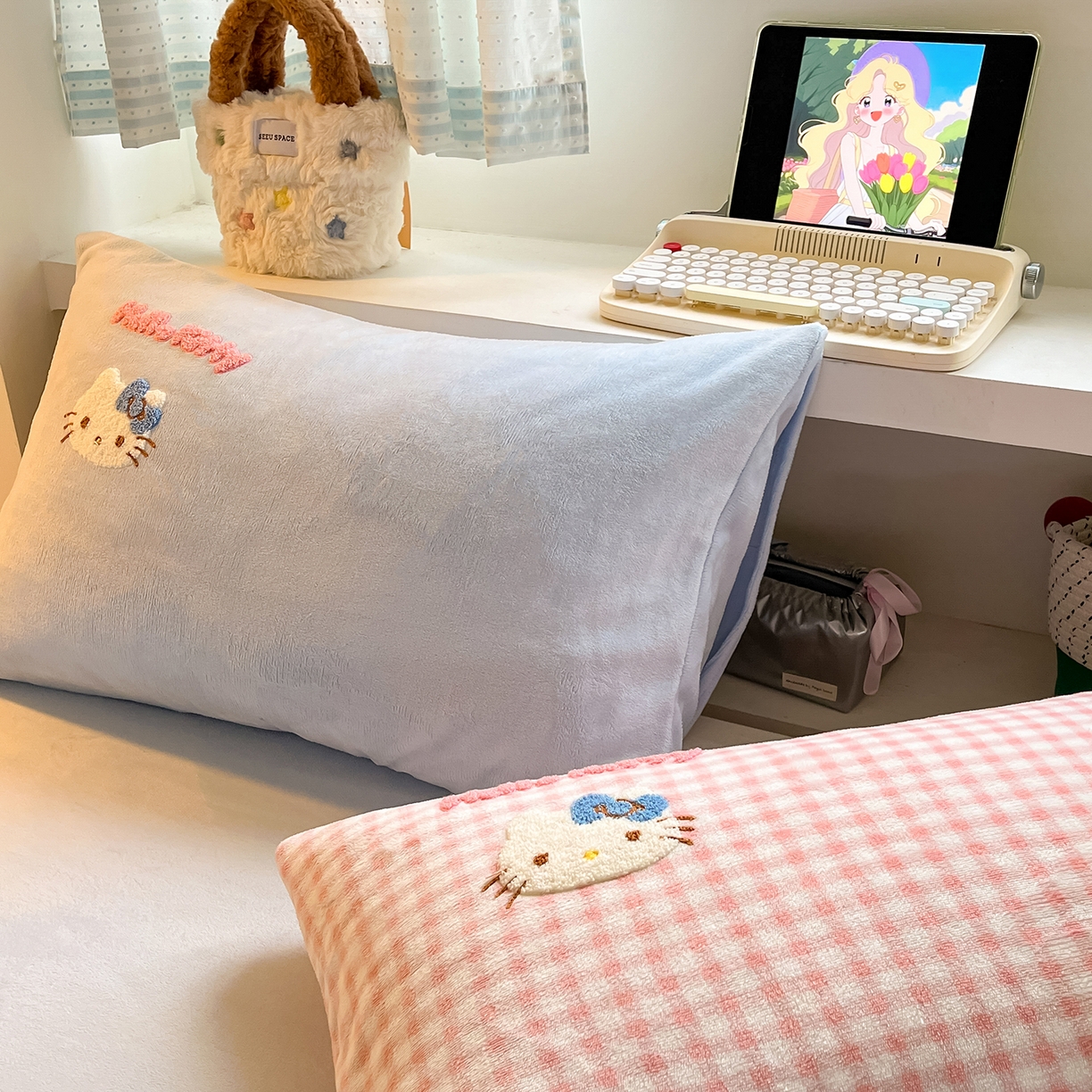 91家纺网 家纺一手货源 找家纺 金爱家 2025新款A类三丽鸥授权毛巾绣混搭少女加厚牛奶绒系列四件套 绒毛巾绣-小熊KT粉蓝