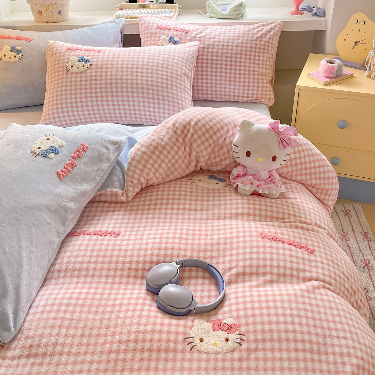 91家纺网 家纺一手货源 找家纺 金爱家 2025新款A类三丽鸥授权毛巾绣混搭少女加厚牛奶绒系列四件套 绒毛巾绣-小熊KT粉蓝