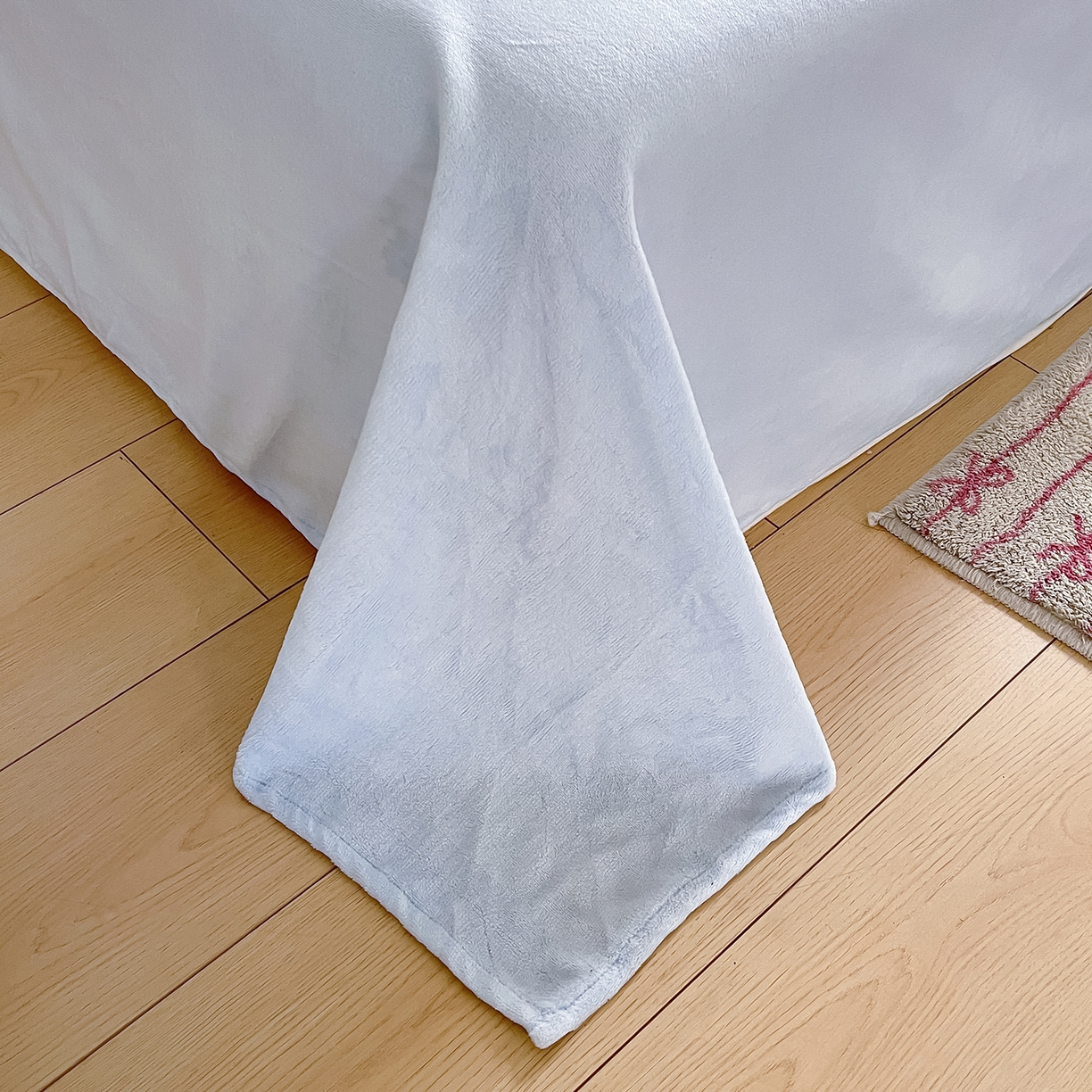 91家纺网 家纺一手货源 找家纺 金爱家 2025新款A类三丽鸥授权毛巾绣混搭少女加厚牛奶绒系列四件套 绒毛巾绣-小熊KT粉蓝