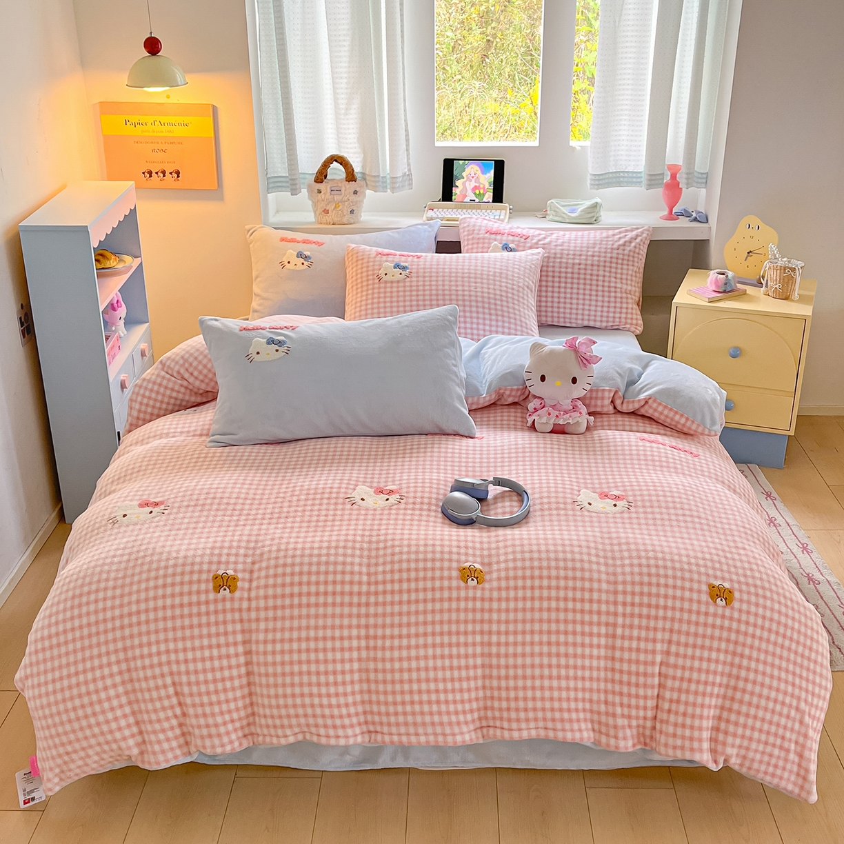 91家纺网 家纺一手货源 找家纺 金爱家 2025新款A类三丽鸥授权毛巾绣混搭少女加厚牛奶绒系列四件套 绒毛巾绣-小熊KT粉蓝