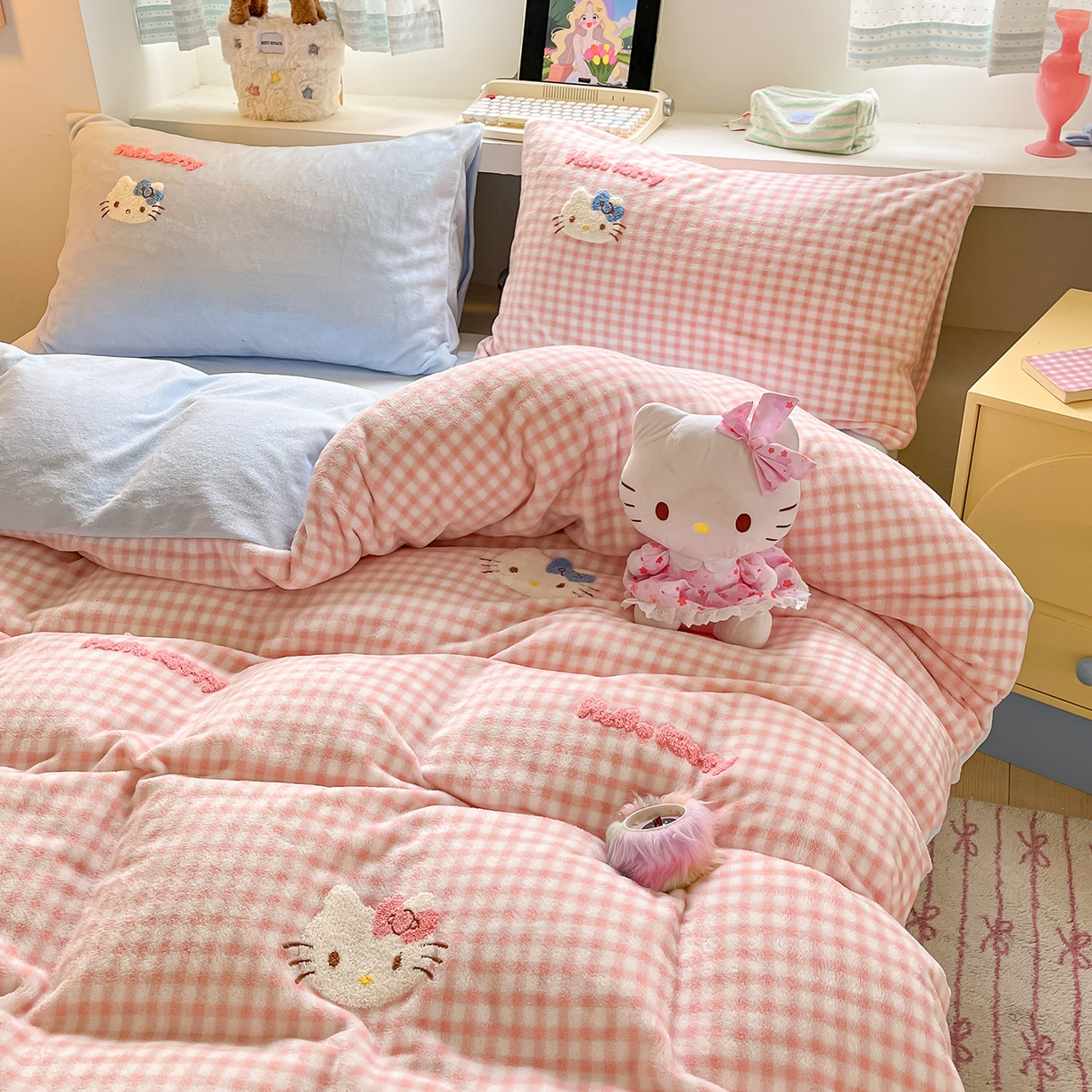 91家纺网 家纺一手货源 找家纺 金爱家 2025新款A类三丽鸥授权毛巾绣混搭少女加厚牛奶绒系列四件套 绒毛巾绣-小熊KT粉蓝