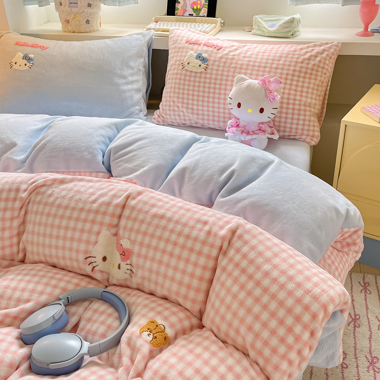 91家纺网 家纺一手货源 找家纺 金爱家 2025新款A类三丽鸥授权毛巾绣混搭少女加厚牛奶绒系列四件套 绒毛巾绣-小熊KT粉蓝