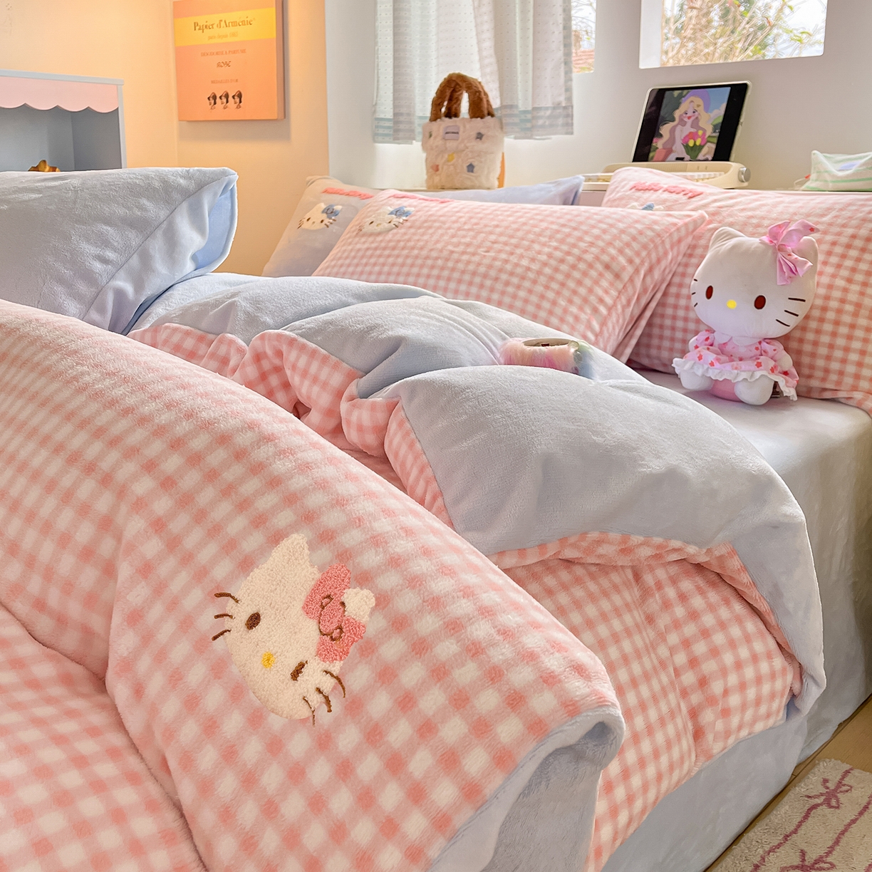 91家纺网 家纺一手货源 找家纺 金爱家 2025新款A类三丽鸥授权毛巾绣混搭少女加厚牛奶绒系列四件套 绒毛巾绣-小熊KT粉蓝