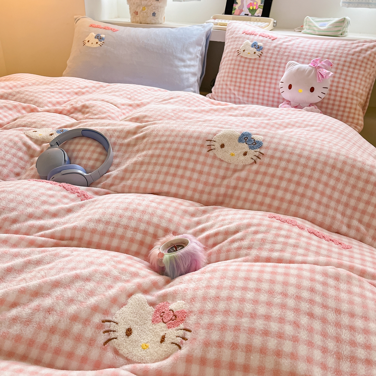 91家纺网 家纺一手货源 找家纺 金爱家 2025新款A类三丽鸥授权毛巾绣混搭少女加厚牛奶绒系列四件套 绒毛巾绣-小熊KT粉蓝