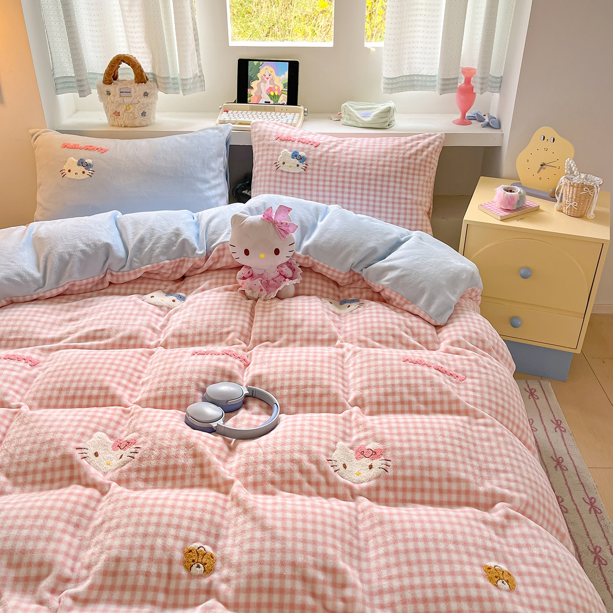 91家纺网 家纺一手货源 找家纺 金爱家 2025新款A类三丽鸥授权毛巾绣混搭少女加厚牛奶绒系列四件套 绒毛巾绣-小熊KT粉蓝