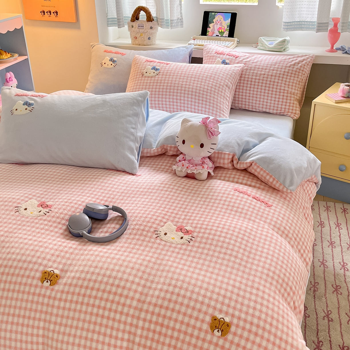 91家纺网 家纺一手货源 找家纺 金爱家 2025新款A类三丽鸥授权毛巾绣混搭少女加厚牛奶绒系列四件套 绒毛巾绣-小熊KT粉蓝