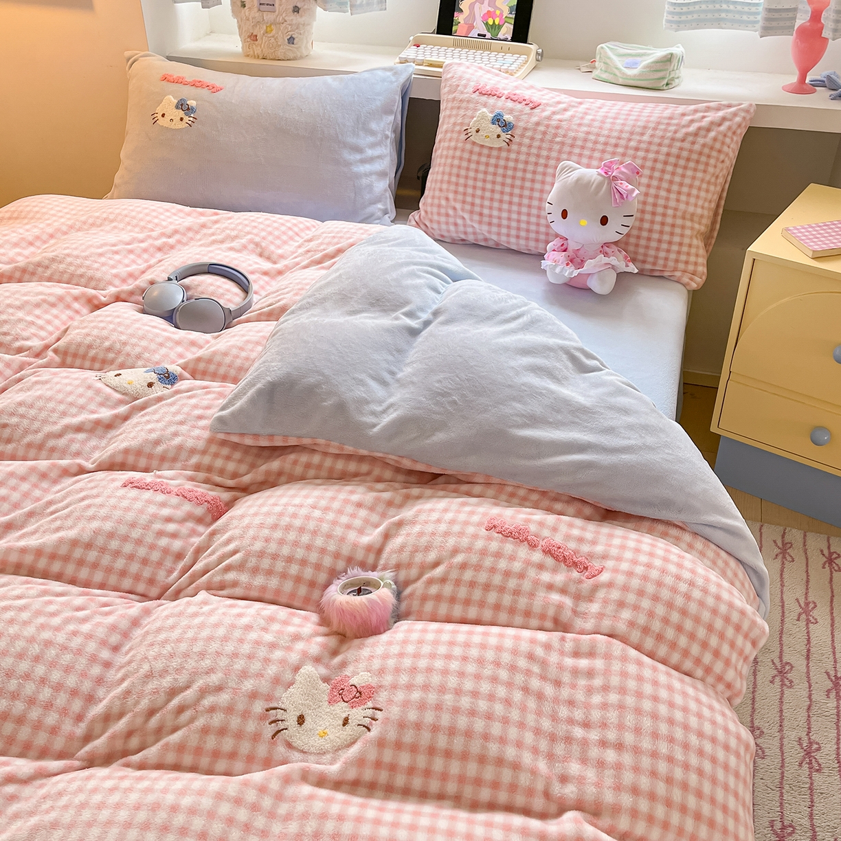 91家纺网 家纺一手货源 找家纺 金爱家 2025新款A类三丽鸥授权毛巾绣混搭少女加厚牛奶绒系列四件套 绒毛巾绣-小熊KT粉蓝