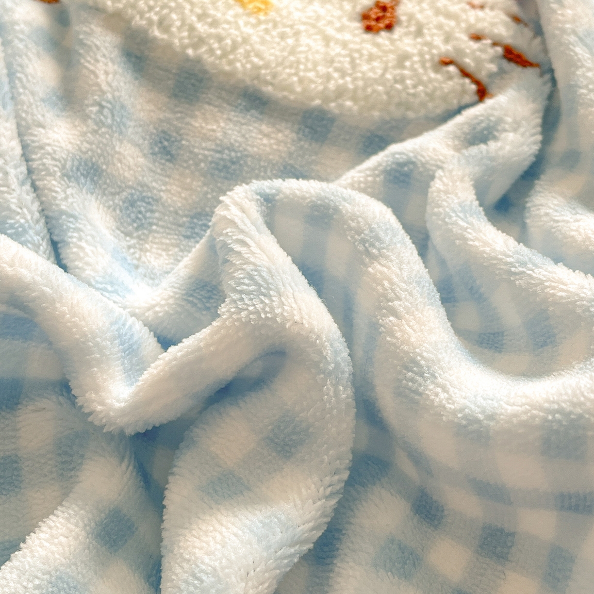 91家纺网 家纺一手货源 找家纺 金爱家 2025新款A类三丽鸥授权毛巾绣混搭少女加厚牛奶绒系列四件套 绒毛巾绣-小熊KT蓝黄