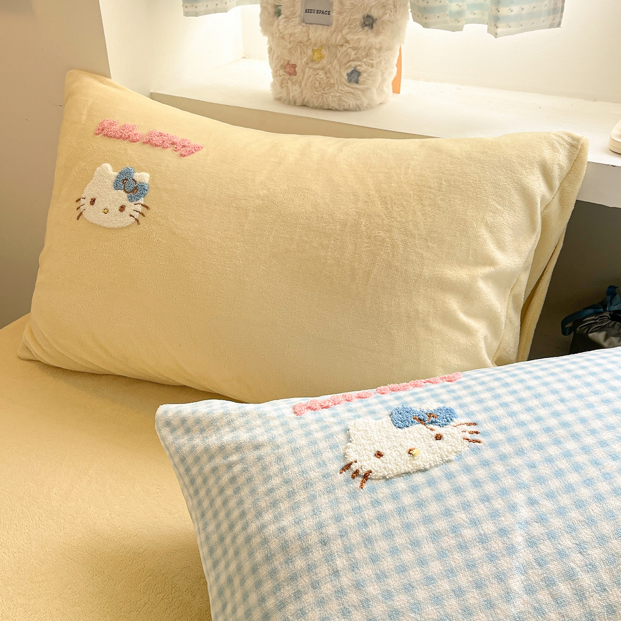 91家纺网 家纺一手货源 找家纺 金爱家 2025新款A类三丽鸥授权毛巾绣混搭少女加厚牛奶绒系列四件套 绒毛巾绣-小熊KT蓝黄