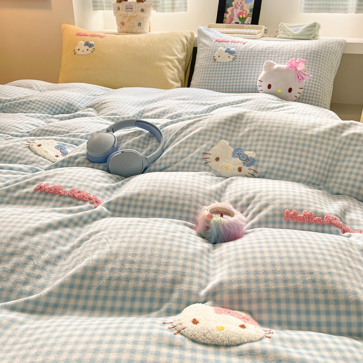 91家纺网 家纺一手货源 找家纺 金爱家 2025新款A类三丽鸥授权毛巾绣混搭少女加厚牛奶绒系列四件套 绒毛巾绣-小熊KT蓝黄