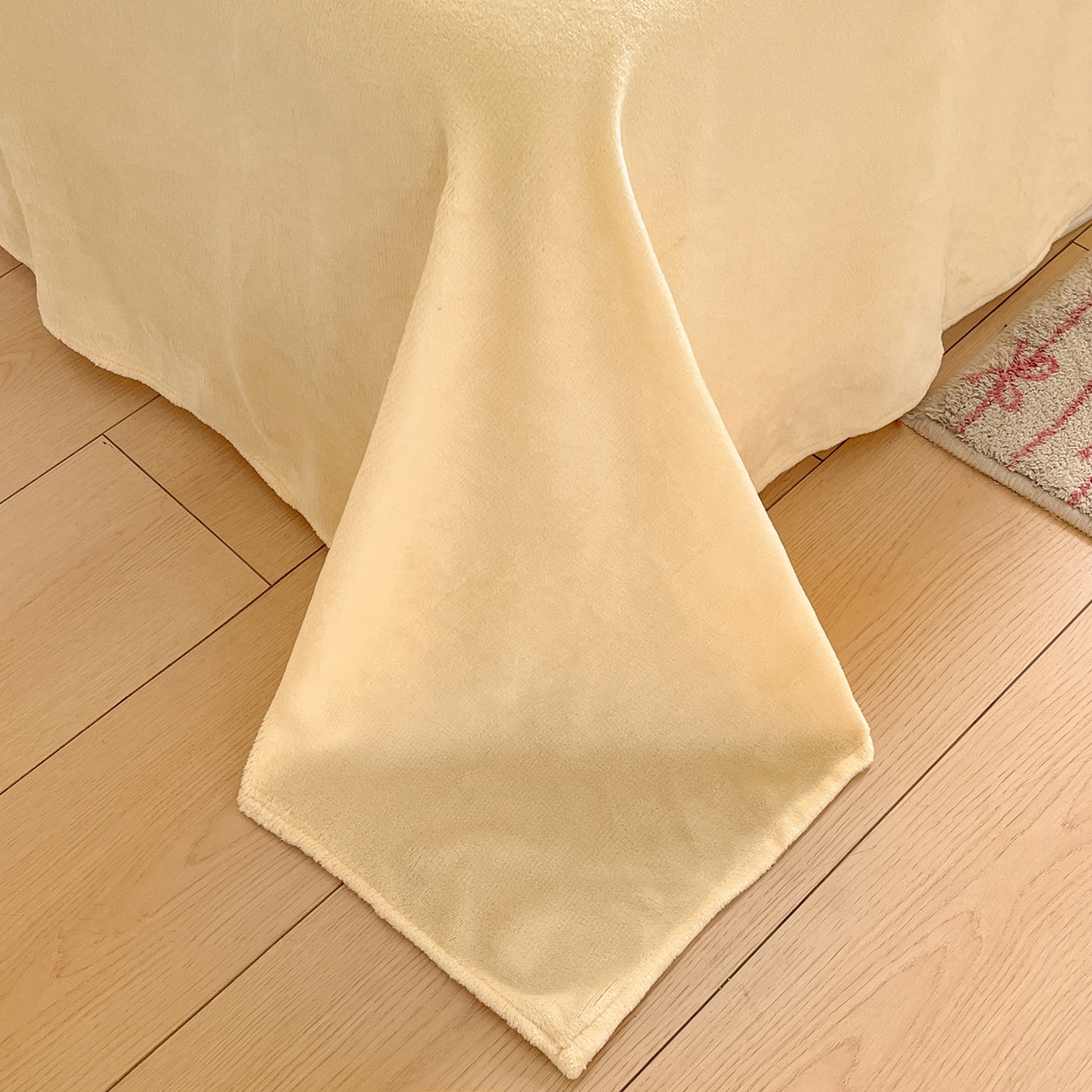 91家纺网 家纺一手货源 找家纺 金爱家 2025新款A类三丽鸥授权毛巾绣混搭少女加厚牛奶绒系列四件套 绒毛巾绣-小熊KT蓝黄