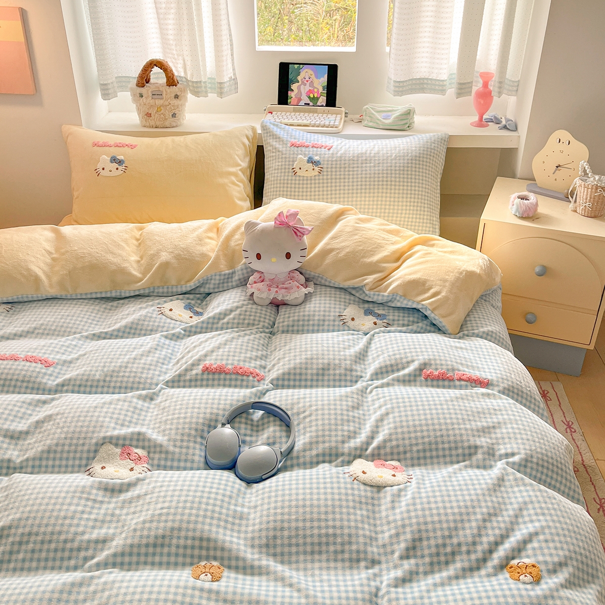 91家纺网 家纺一手货源 找家纺 金爱家 2025新款A类三丽鸥授权毛巾绣混搭少女加厚牛奶绒系列四件套 绒毛巾绣-小熊KT蓝黄