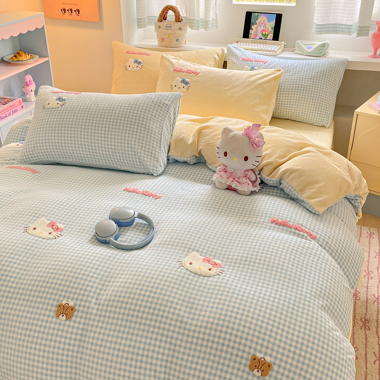 91家纺网 家纺一手货源 找家纺 金爱家 2025新款A类三丽鸥授权毛巾绣混搭少女加厚牛奶绒系列四件套 绒毛巾绣-小熊KT蓝黄