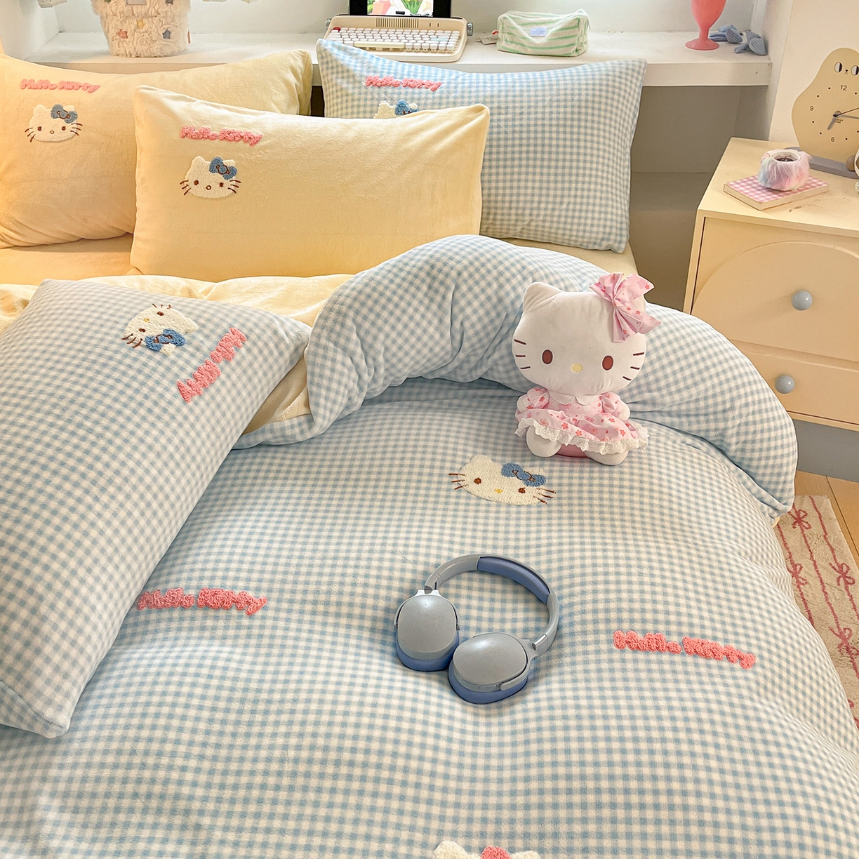 91家纺网 家纺一手货源 找家纺 金爱家 2025新款A类三丽鸥授权毛巾绣混搭少女加厚牛奶绒系列四件套 绒毛巾绣-小熊KT蓝黄