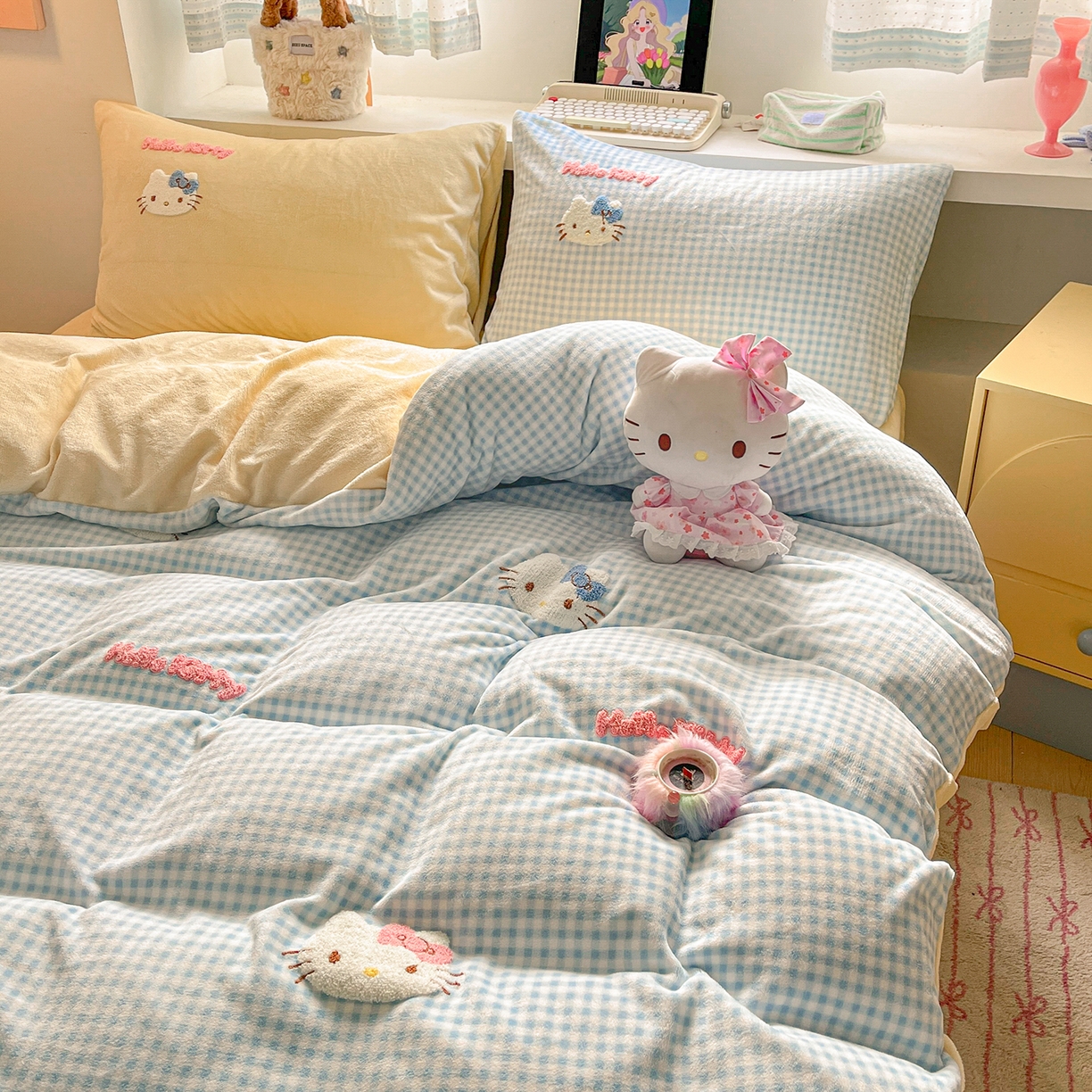 91家纺网 家纺一手货源 找家纺 金爱家 2025新款A类三丽鸥授权毛巾绣混搭少女加厚牛奶绒系列四件套 绒毛巾绣-小熊KT蓝黄