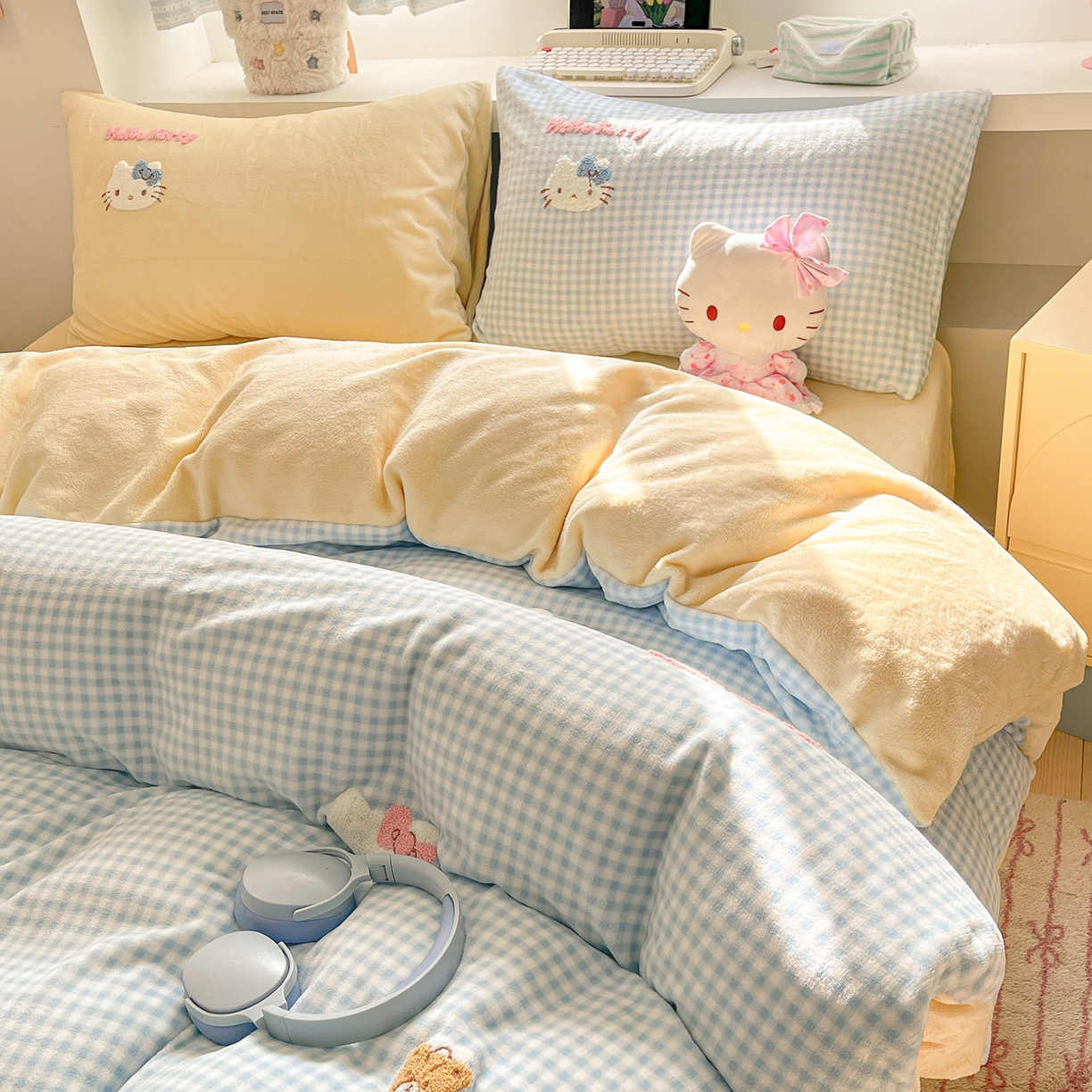 91家纺网 家纺一手货源 找家纺 金爱家 2025新款A类三丽鸥授权毛巾绣混搭少女加厚牛奶绒系列四件套 绒毛巾绣-小熊KT蓝黄