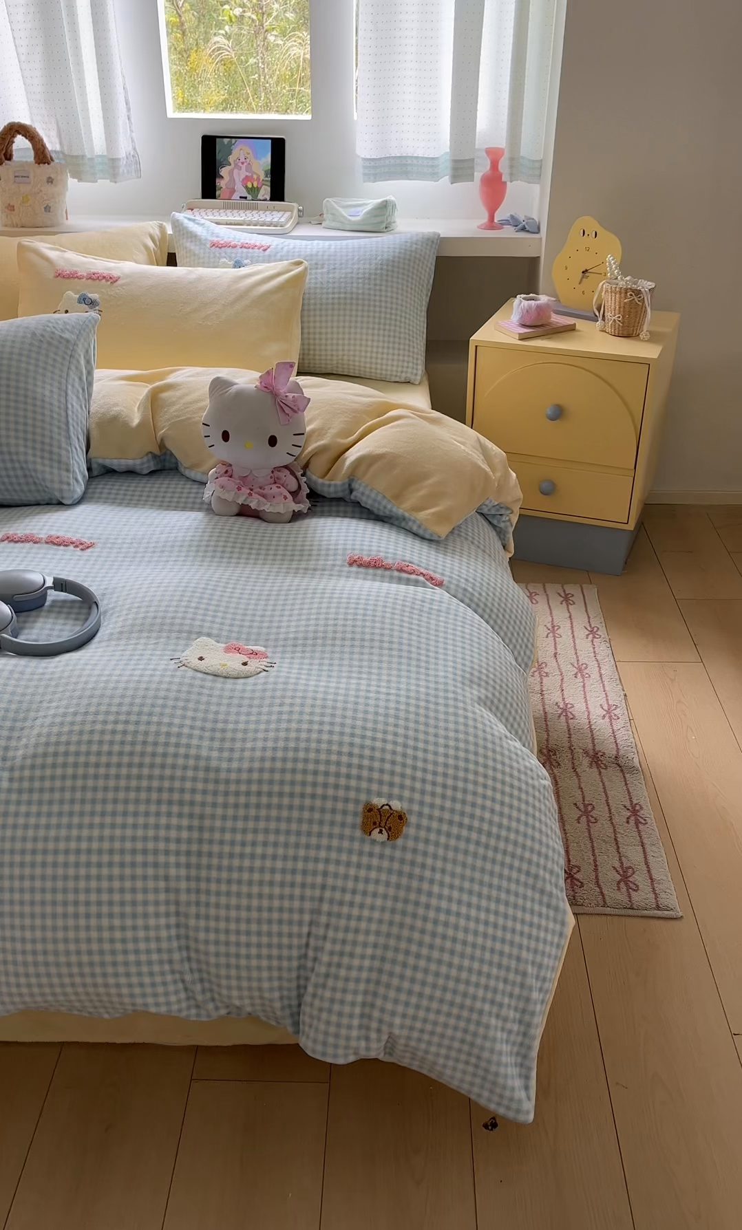 91家纺网 家纺一手货源 找家纺 金爱家 2025新款A类三丽鸥授权毛巾绣混搭少女加厚牛奶绒系列四件套 绒毛巾绣-小熊KT蓝黄