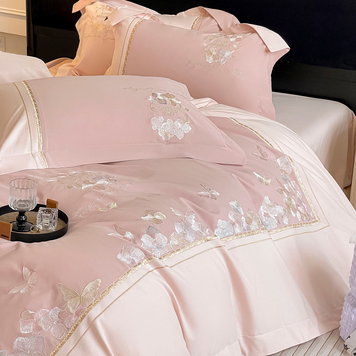 91家纺网 家纺一手货源 找家纺  2025秋冬新款轻奢高级感加厚保暖全棉纯棉磨毛重工刺绣四件套床上用品花间集 花间集-红桃