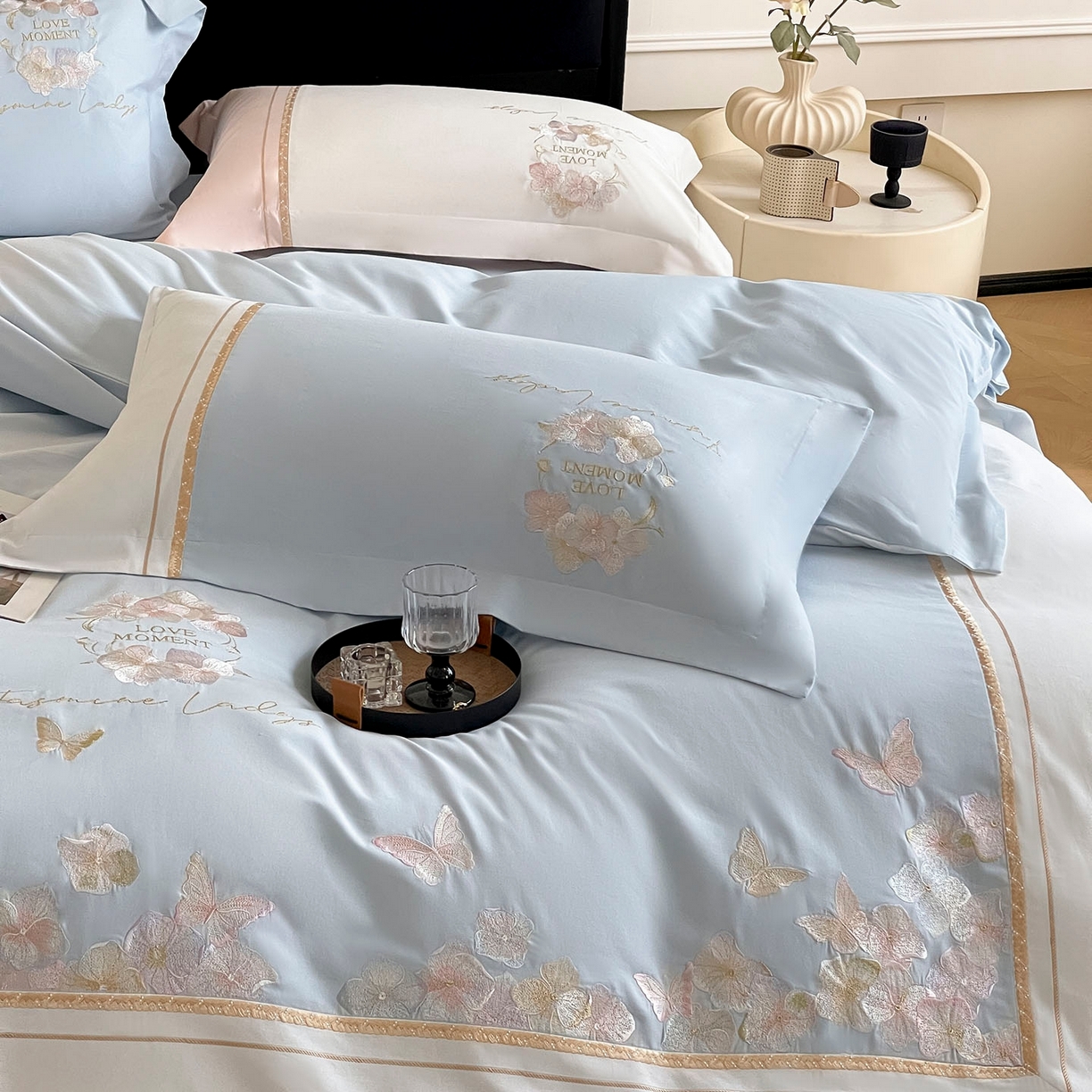 91家纺网 家纺一手货源 找家纺  2025秋冬新款轻奢高级感加厚保暖全棉纯棉磨毛重工刺绣四件套床上用品花间集 花间集-慕蓝