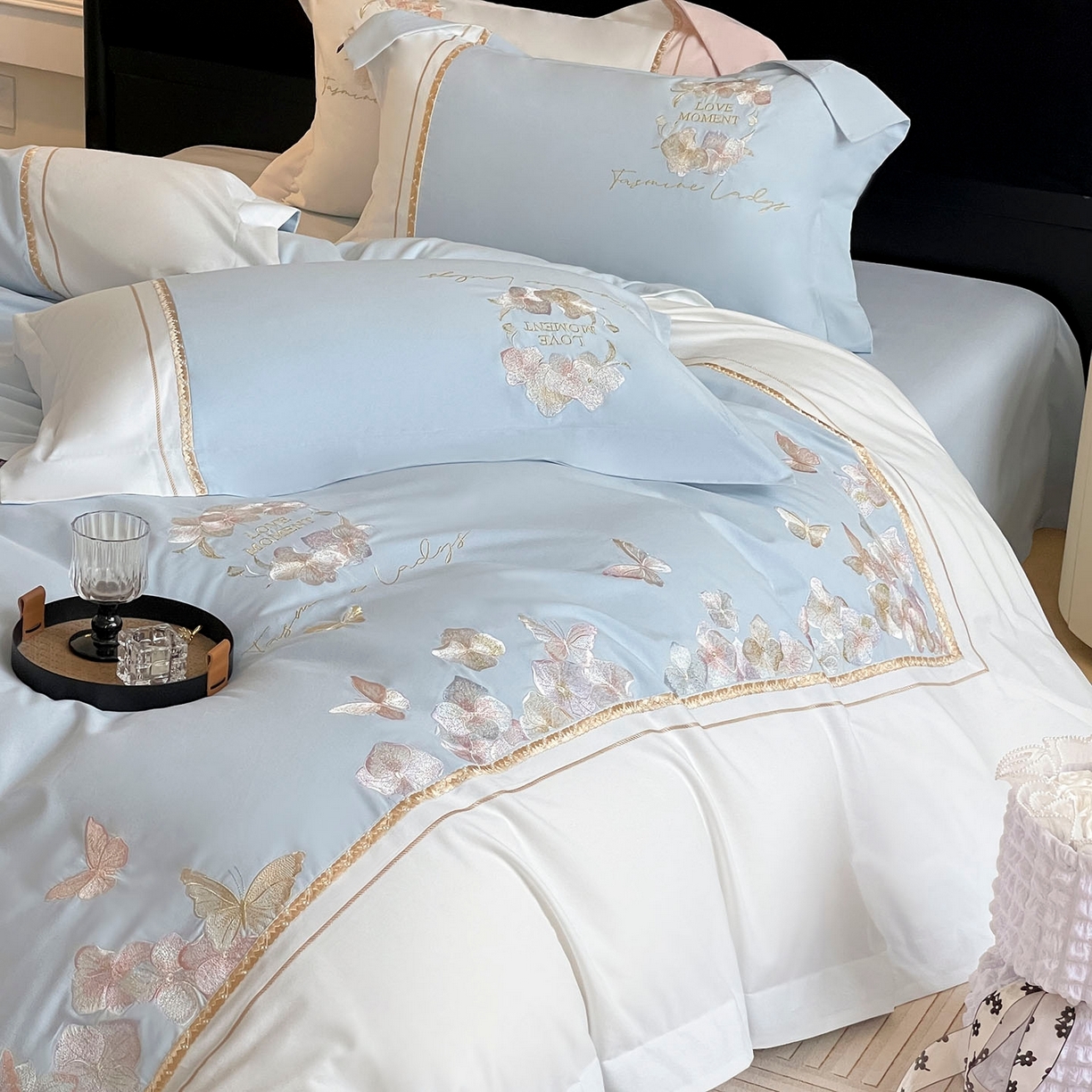 91家纺网 家纺一手货源 找家纺  2025秋冬新款轻奢高级感加厚保暖全棉纯棉磨毛重工刺绣四件套床上用品花间集 花间集-慕蓝