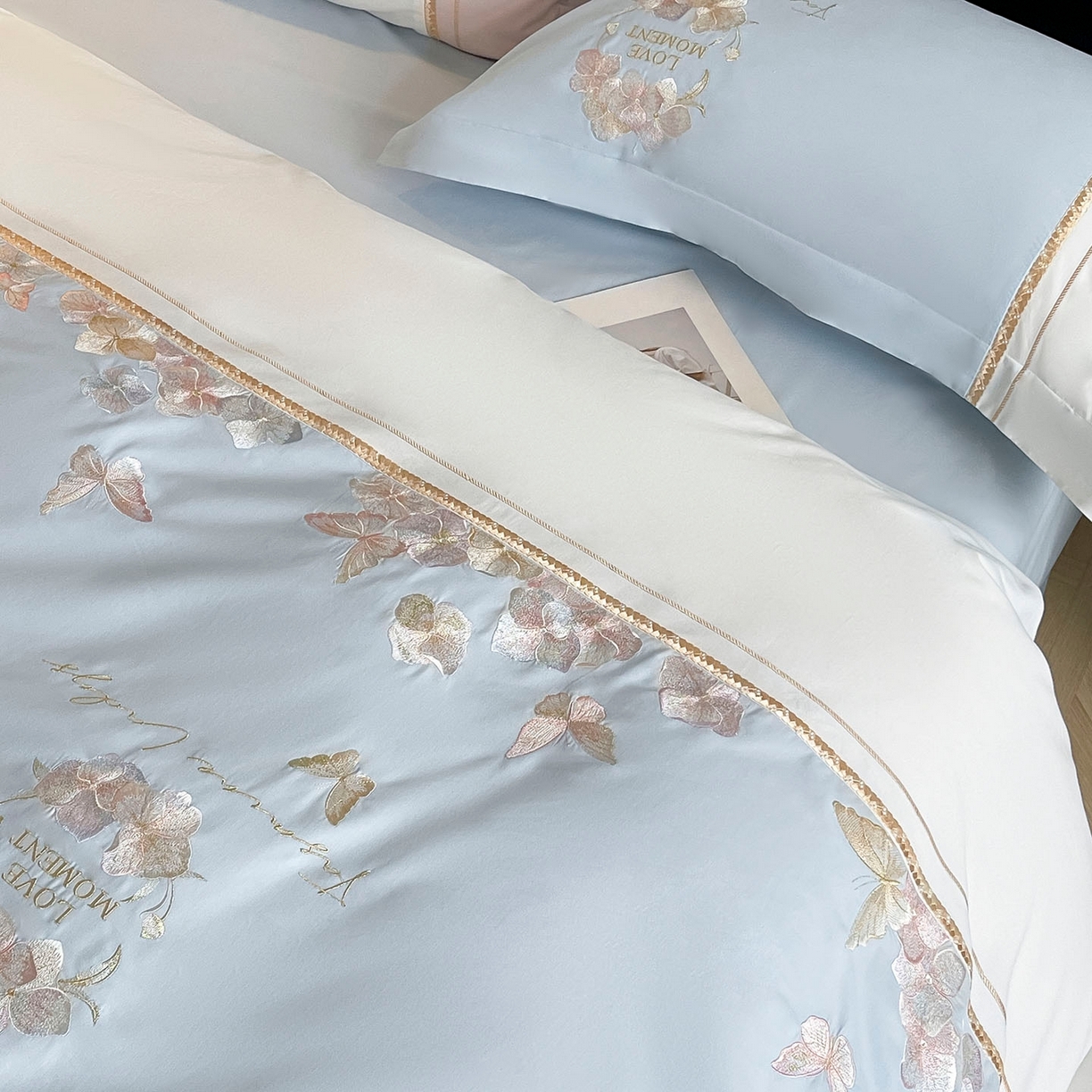 91家纺网 家纺一手货源 找家纺  2025秋冬新款轻奢高级感加厚保暖全棉纯棉磨毛重工刺绣四件套床上用品花间集 花间集-慕蓝