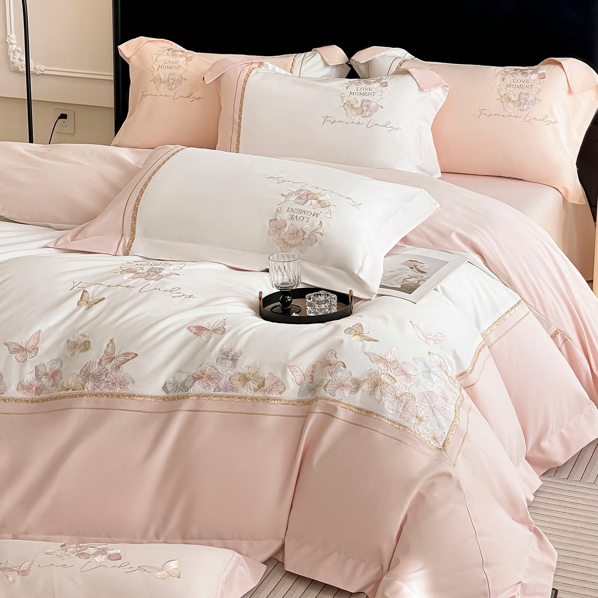 91家纺网 家纺一手货源 找家纺  2025秋冬新款轻奢高级感加厚保暖全棉纯棉磨毛重工刺绣四件套床上用品花间集 花间集-颜粉