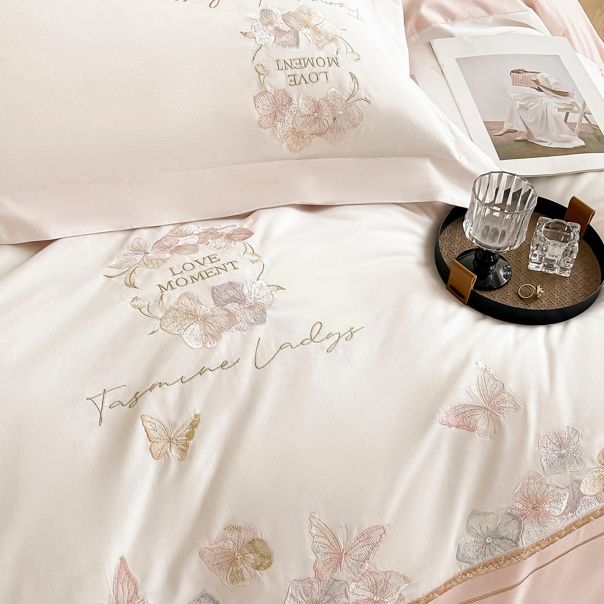 91家纺网 家纺一手货源 找家纺  2025秋冬新款轻奢高级感加厚保暖全棉纯棉磨毛重工刺绣四件套床上用品花间集 花间集-颜粉