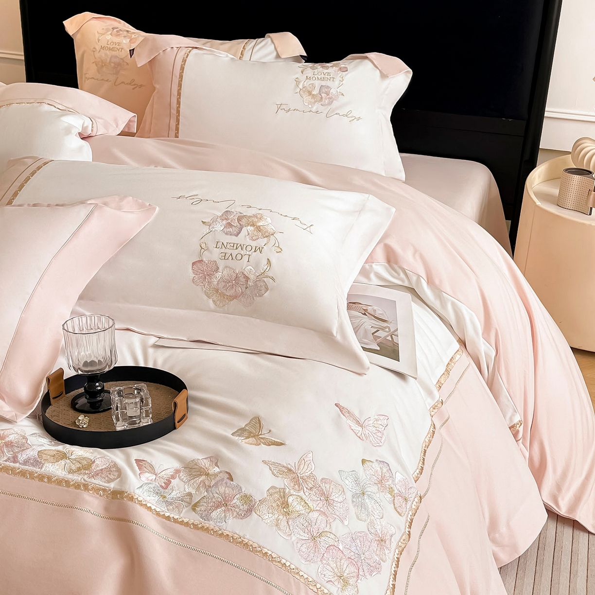 91家纺网 家纺一手货源 找家纺  2025秋冬新款轻奢高级感加厚保暖全棉纯棉磨毛重工刺绣四件套床上用品花间集 花间集-颜粉