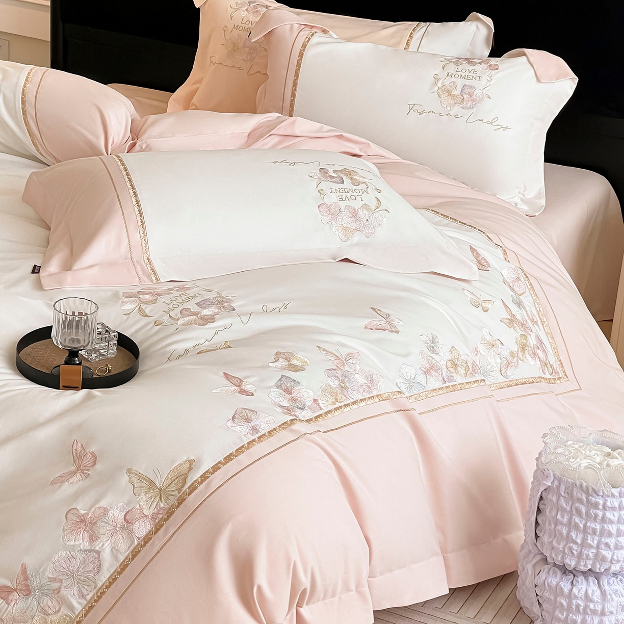 91家纺网 家纺一手货源 找家纺  2025秋冬新款轻奢高级感加厚保暖全棉纯棉磨毛重工刺绣四件套床上用品花间集 花间集-颜粉