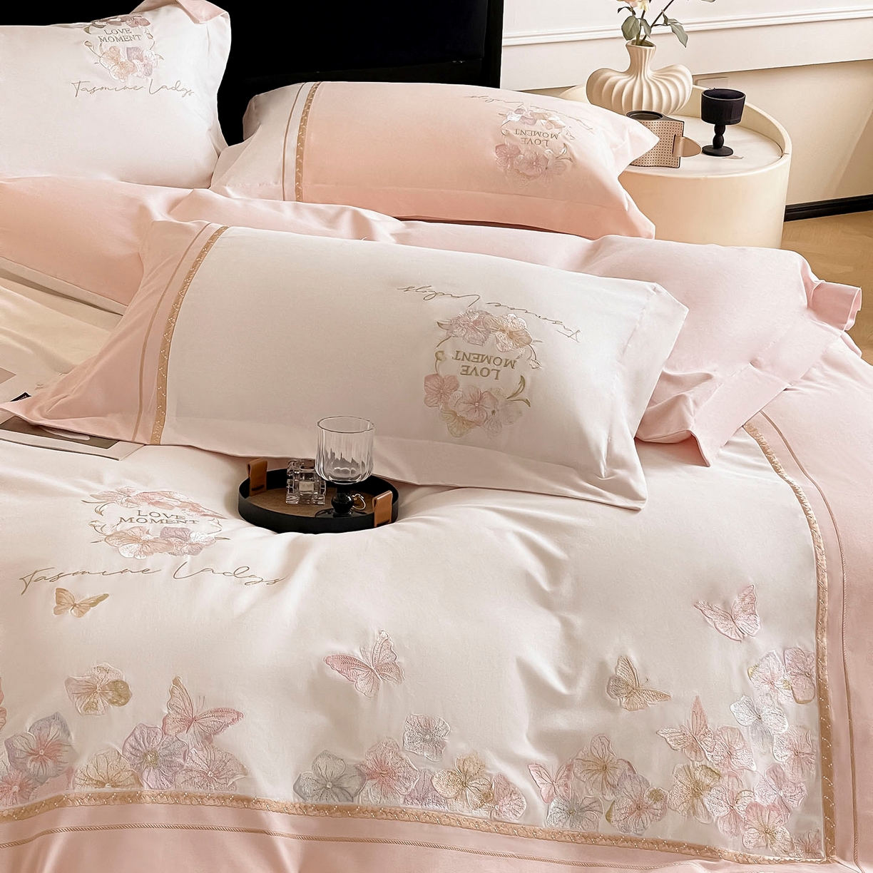 91家纺网 家纺一手货源 找家纺  2025秋冬新款轻奢高级感加厚保暖全棉纯棉磨毛重工刺绣四件套床上用品花间集 花间集-颜粉