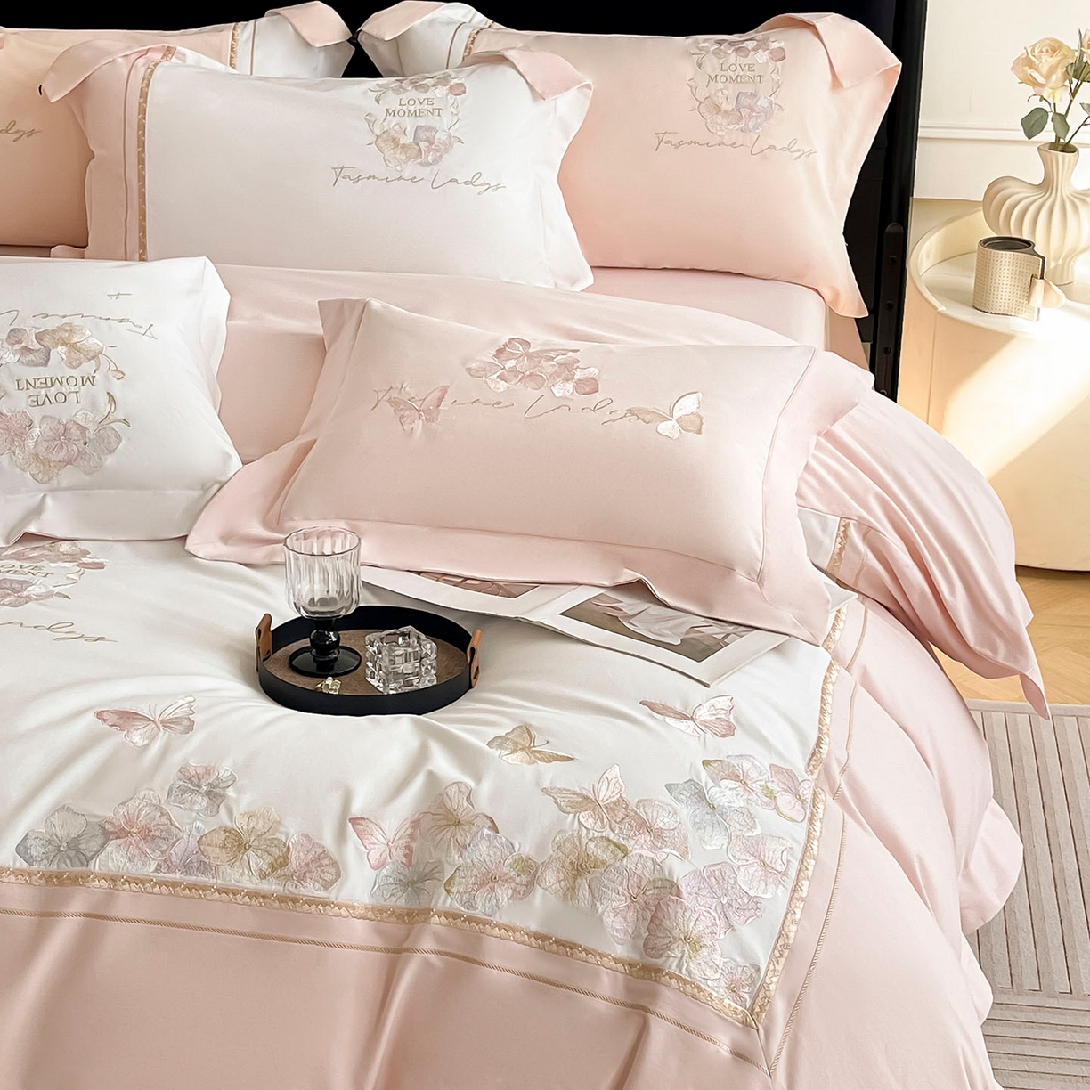 91家纺网 家纺一手货源 找家纺  2025秋冬新款轻奢高级感加厚保暖全棉纯棉磨毛重工刺绣四件套床上用品花间集 花间集-颜粉